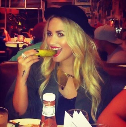 Demi-Lovato-Eating.jpg