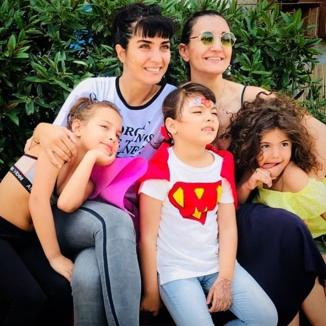 Family photo of the actress, married to Onur Saylak,  famous for Çemberimde Gül Oya.
  