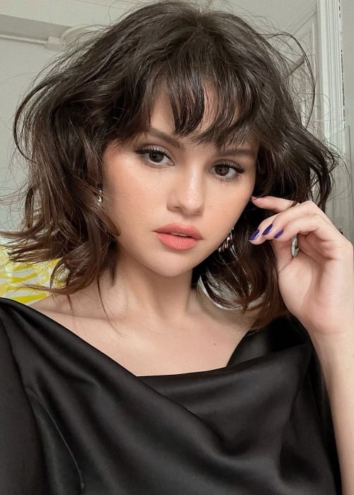Selena Gomez showing off her new hair in April 2022