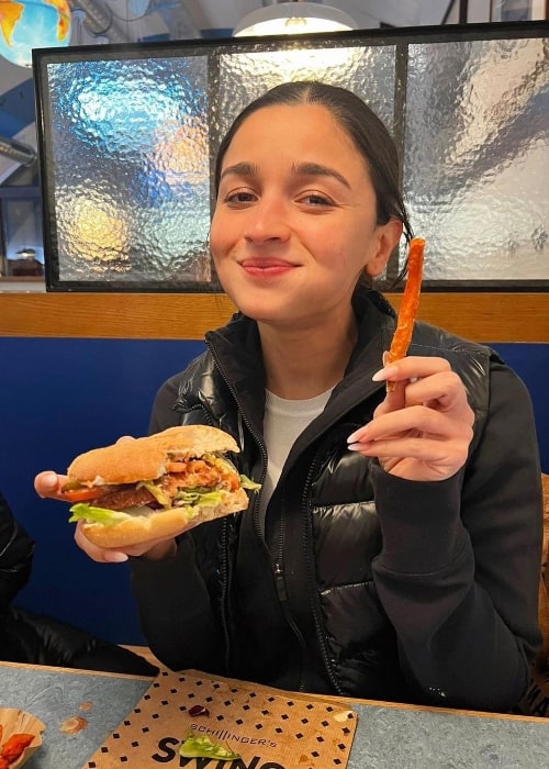 Alia Bhatt while enjoying her food in March 2022