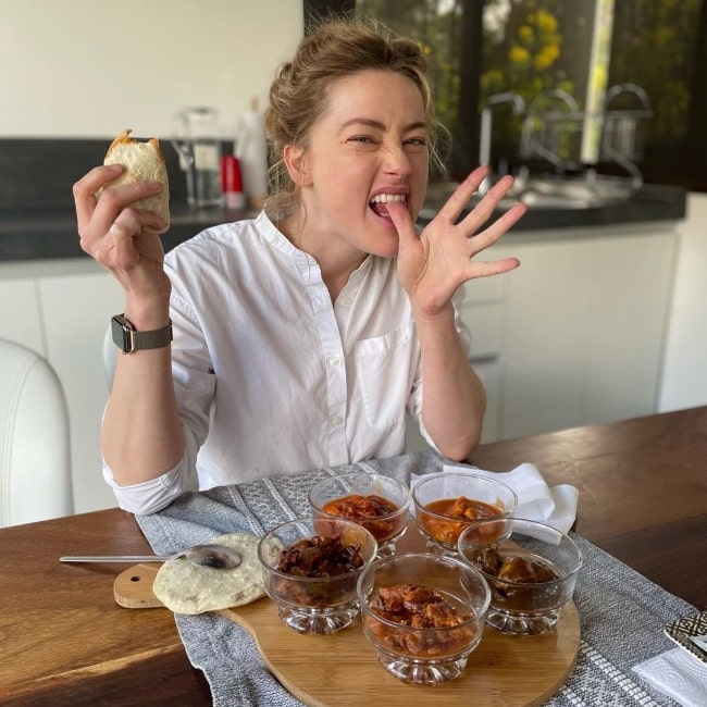 Amber Heard while enjoying her food in March 2022 click