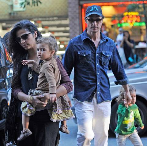 Foto van Camila Alves  & haar Dochter  Vida Alves McConaughey