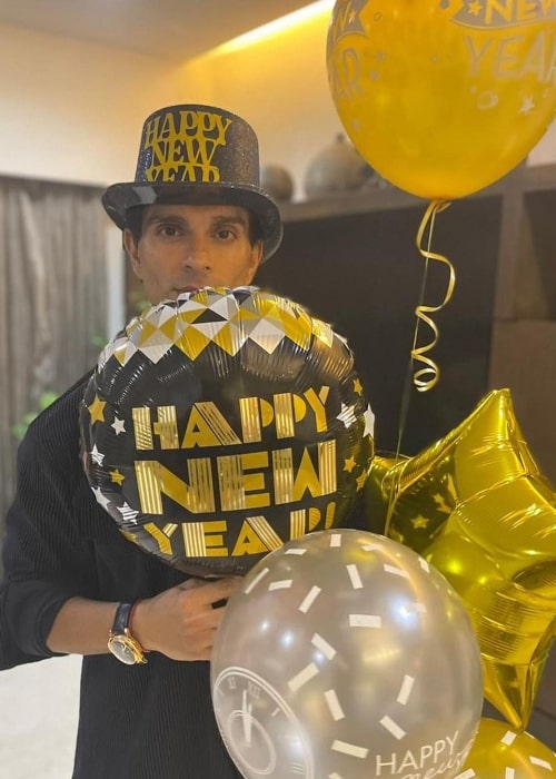 Karan Singh Grover wishing his followers a Happy New Year on January 1, 2022
