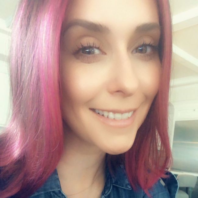 Jennifer Love Hewitt with pink highlights in April 2020