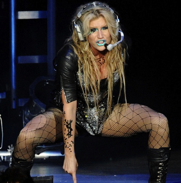 Kesha 2013 performing