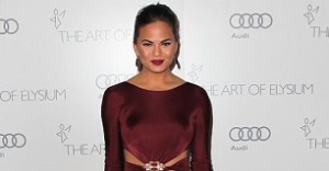 chrissy-teigen-height-306x160