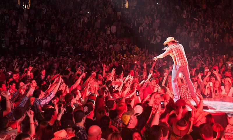 jason aldean che si esibisce in concerto