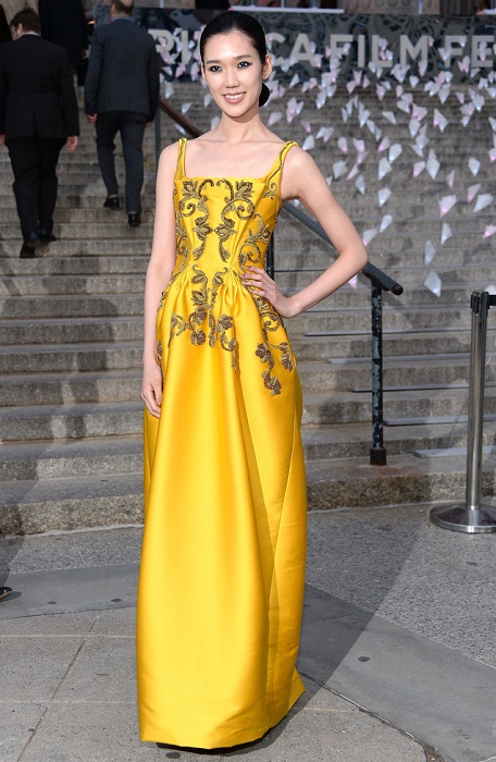 tao okamoto yellow dress height