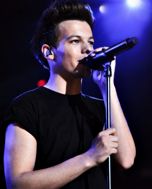 Louis Tomlinson singing