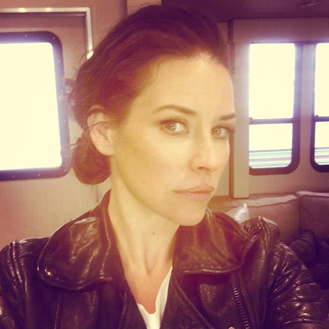 Evangeline Lilly showing her hairstyle in a selfie in May 2018