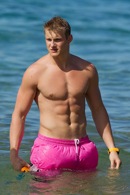 Alexander Ludwig félmeztelen test