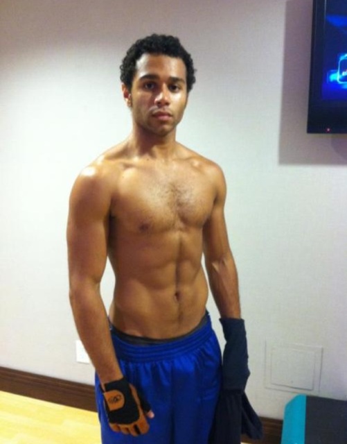 Corbin Bleu sin camisa