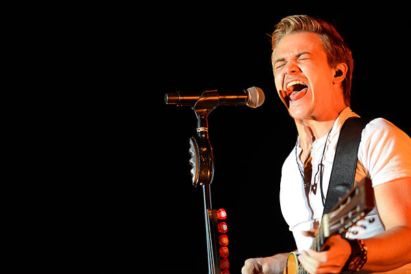 Hunter Hayes singing