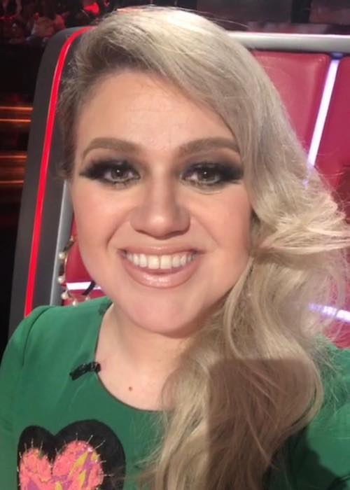 Kelly Clarkson smiling in a May 2018 picture