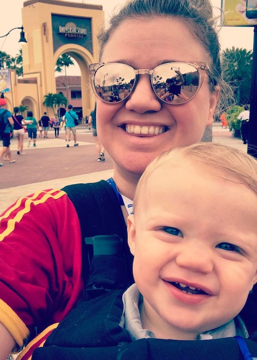 Kelly Clarkson with her kid in a selfie in April 2017