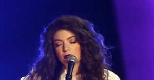 Lorde singing
