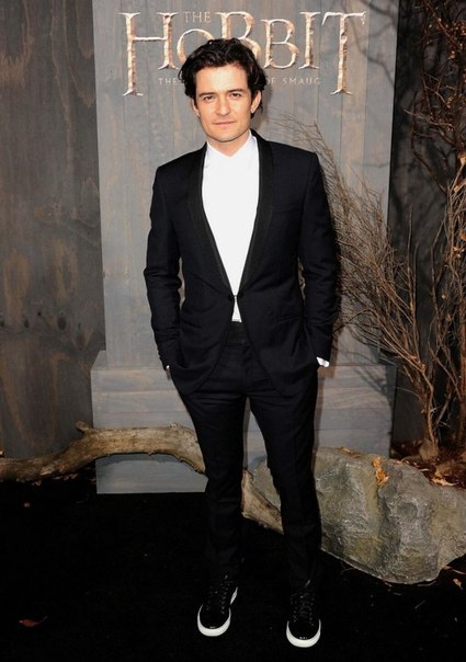 Orlando Bloom height is 5 ft 11 in or 180 cm.