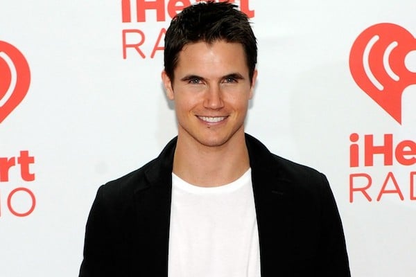 Robbie Amell Height, Weight, Age, Body Statistics