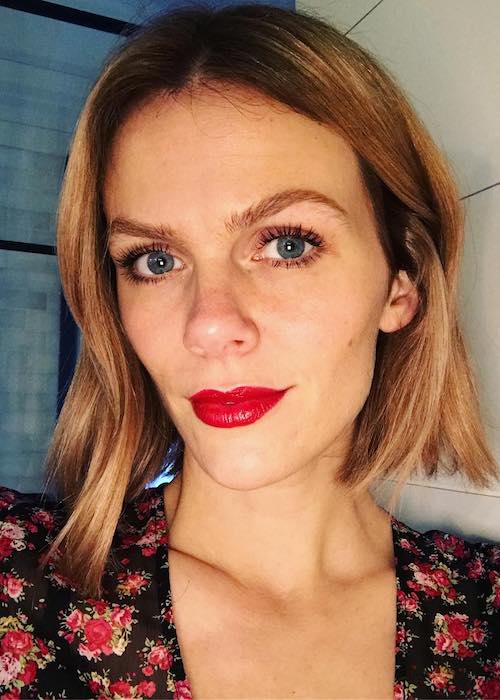 Brooklyn Decker showing her peachy Texas hair in a selfie in August 2018