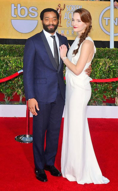 Chiwetel Ejiofor y Sari Mercer durante los SAG Awards 2014