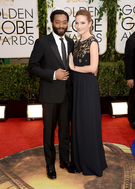 Chiwetel Ejiofor y Sari Mercer durante los Globos de Oro 2014