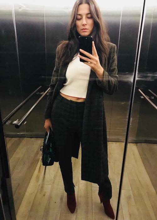 Jessica Gomes selfie inside the elevator in May 2018