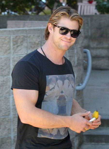 Chris Hemsworth biceps 2014