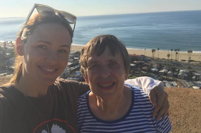 Jennifer Garner with her mother in a November 2017 pic