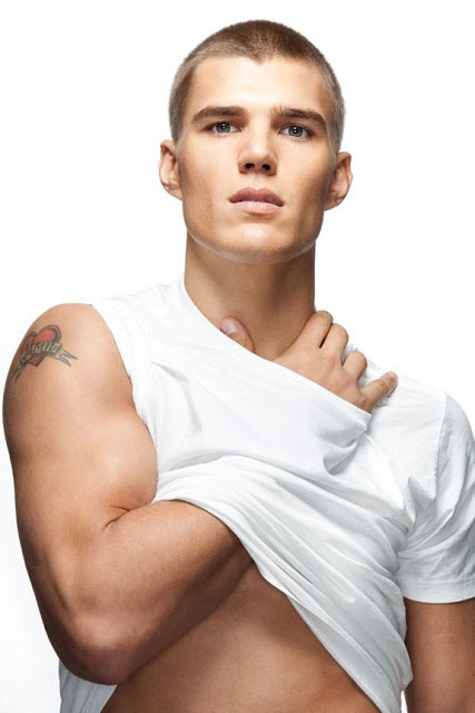 Chris Zylka body