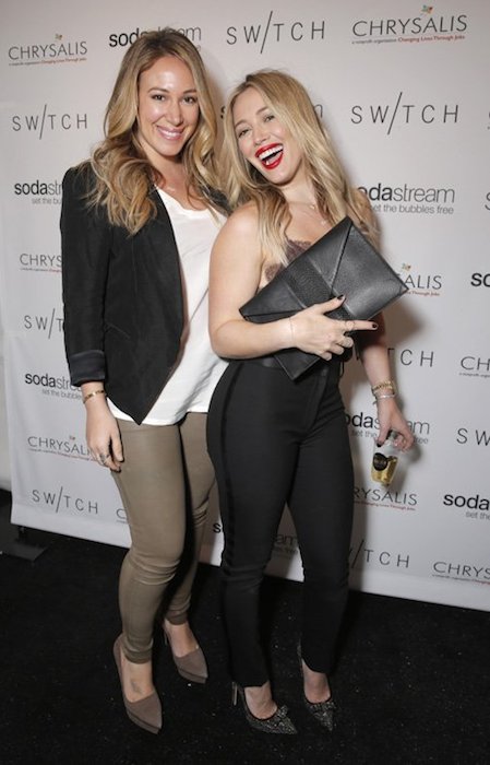  Haylie Duff i siostra Hilary Duff (po prawej).