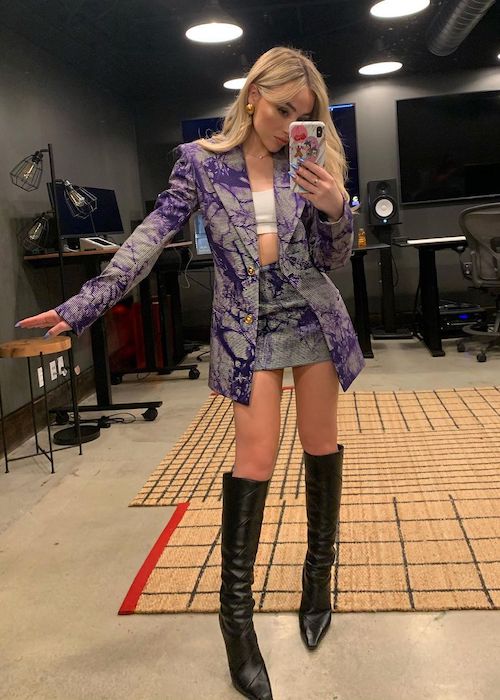 Sabrina Carpenter in a mirror selfie in October 2020