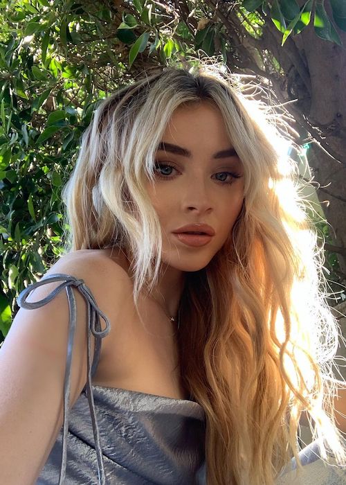 Sabrina Carpenter looks chic in an October 2020 picture