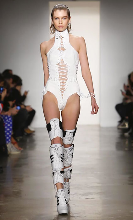 [Image: Stella-Maxwell-for-Jeremy-Scott-fall-win...ection.jpg]