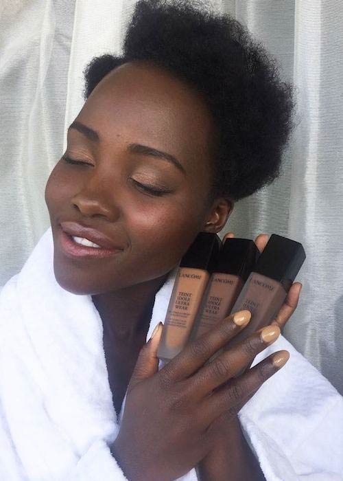 Lupita Nyong'o with her foundation getting ready for red carpet in December 2017