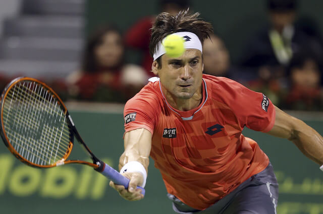 David Ferrer de España devuelve el balón contra Tomas Berdych de la República Checa durante la final del Abierto de Qatar en el complejo de tenis Khalifa en Doha en 2015