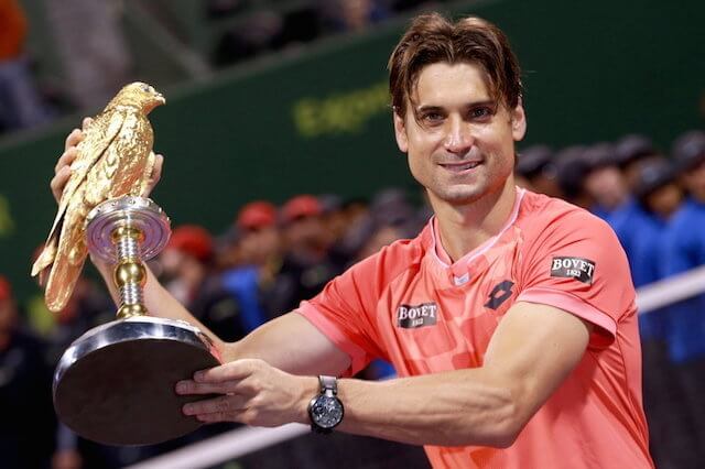 David Ferrer poseert met de trofee na het verslaan van de tsjechische speler Tomas Berdych in de finale van de Qatar Open in de Khalifa Tennis Complex in Doha in 2015