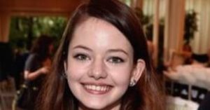 https://healthyceleb.com/wp-content/uploads/2015/05/Mackenzie-Foy-shows-her-certificate-received-for-Interstellar-at-15th-Annual-AFI-Awards-in-2014