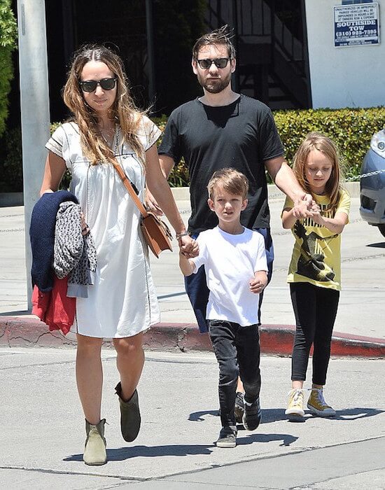 Tobey Maguire med fru Jennifer Meyer och barnen Otis (framsidan) och Ruby (baksidan)