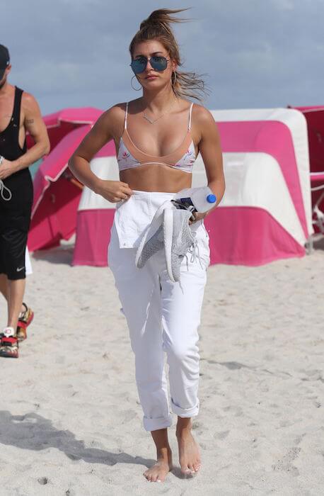 [Image: Hailey-Baldwin-in-bikini-at-Miami-Beach-June-2015.jpg]