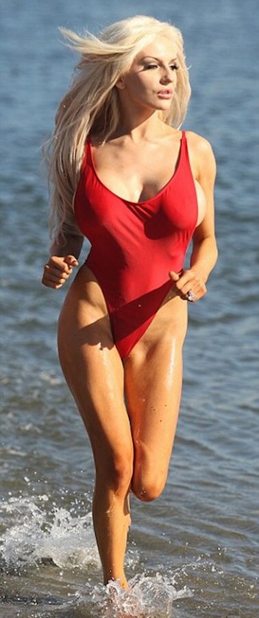 Pamela Anderson in bikini
