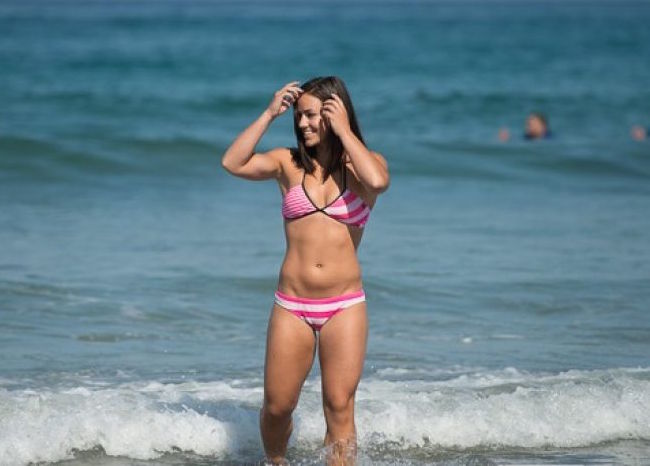 Camille Leblanc-Bazinet in bikini.