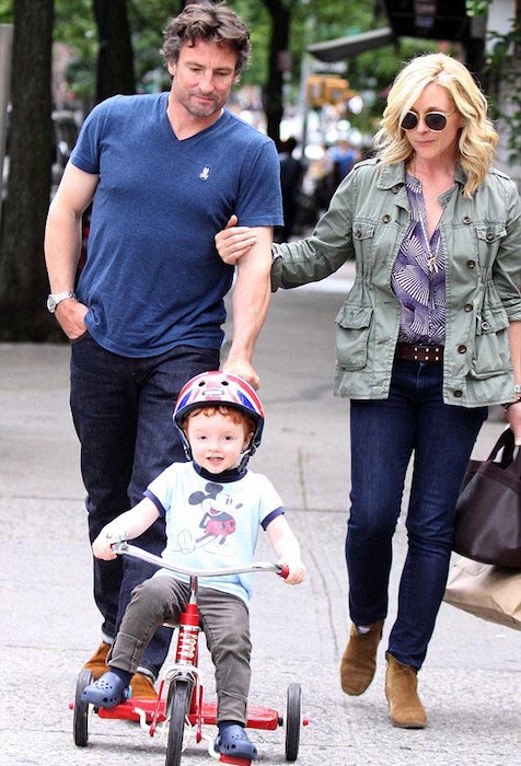 Jane Krakowski en Robert Godley roaming met hun kind