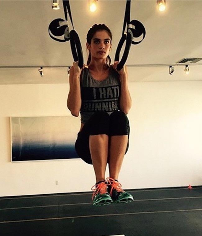 Sara Sampaio working out