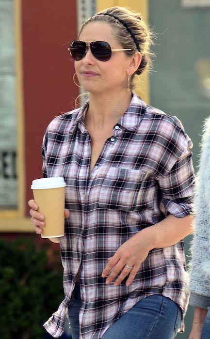 Sarah Michelle Gellar har kaffe i Santa Monica i desember 2015