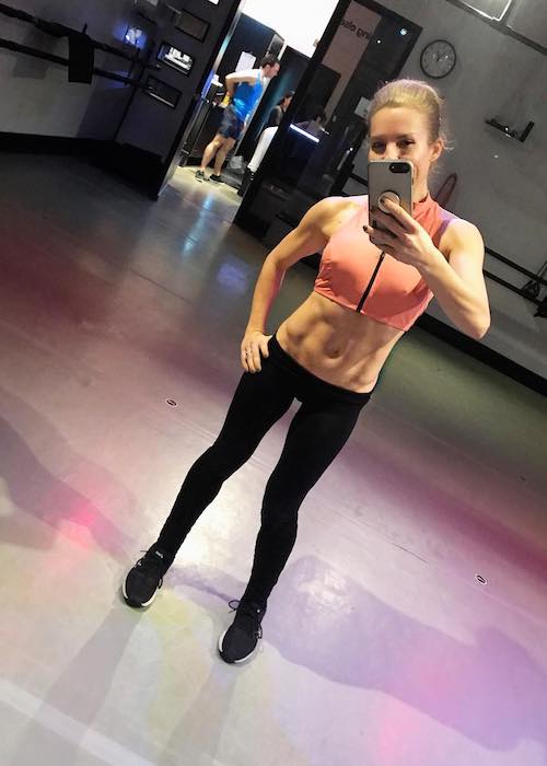 Anna Kaiser showing her taut stomach in January 2018 selfie