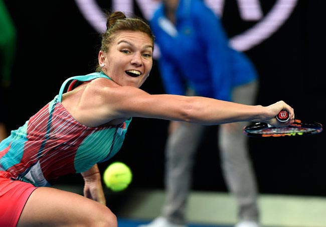 Simona Halep playing tennis