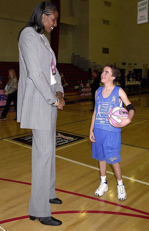 Frankie Muniz gets dwarfed in front of Lisa Leslie