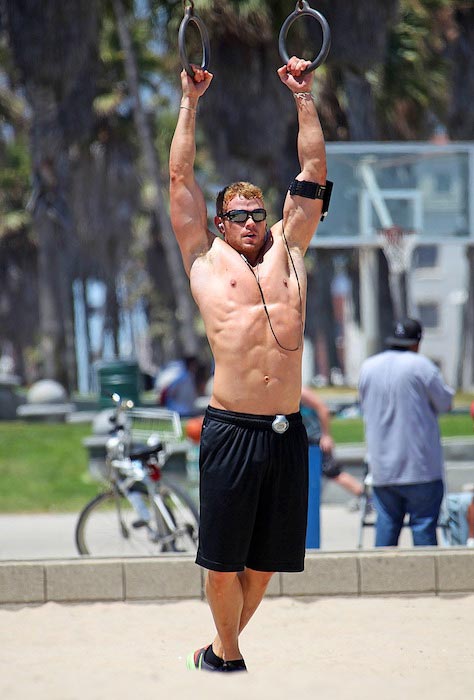 Kellan Lutz doing hanging exercise