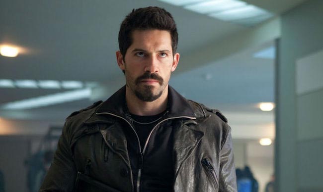 Scott Adkins escena de película