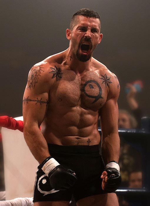 Cuerpo de Scott Adkins sin camiseta